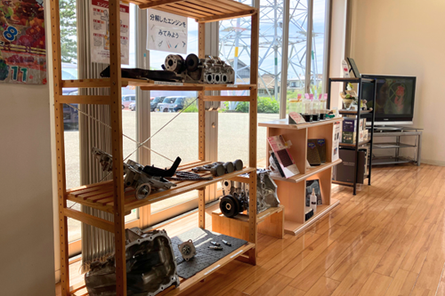 ダイハツ佐渡ショールーム内展示物2